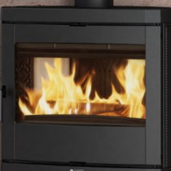 The picture shows a modern wood-burning stove that presents an appealing, flickering fire behind a clear, large pane of glass. The focus of the image is to emphasize the details of the glass and the harmonious flame pattern. This wood-burning stove is an ideal element for any home to create warmth and coziness. The elegant design of the wood-burning stove ensures stylish integration into any living space.