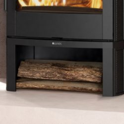 Alt text: The image shows the wood compartment of a wood-burning stove. The open compartment below the stove window contains several logs, which are neatly stacked. The wood-burning stove has a modern design and is compact, allowing for optimal use of storage space. Perfect for cozy evenings with a wood-burning stove.