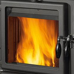The picture shows a section of a wood-burning stove with a clear focus on the glass. The flames inside are lively and radiate warmth, while the sturdy glass front provides a safe view of the fire. This wood-burning stove combines functionality and design and is ideal as a heating solution. Perfect for cozy evenings, the stove offers both efficiency and appealing aesthetics.