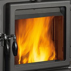 Een detailfoto van een houtkachel, waarop de vlammen achter het heldere glas van de kachel te zien zijn. De focus ligt op het robuuste glas van de houtkachel, dat de intense hitte betrouwbaar tegenhoudt. De levendige vlammen zorgen voor een gezellige en warme sfeer. Perfect voor elke woonkamer om in stijl van de warmte te genieten. Trefwoorden: houtkachel, kachelglas, houtkachel.