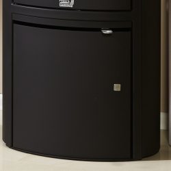 De afbeelding toont het onderste deel van een zwarte houtkachel met de nadruk op het houtvak. Het ontwerp is modern en eenvoudig, wat goed past in eigentijdse woonruimtes. De houtkachel biedt een praktische opbergoplossing voor houtblokken en draagt bij aan een efficiënt gebruik van de ruimte. De elegante staalkleur van de kachel vormt een aanvulling op het stijlvolle interieur en benadrukt de functionaliteit van de houtkachel.