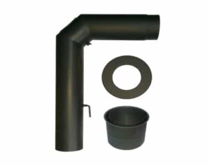 Das Bild zeigt ein schwarzes Ofenrohrset mit einem Durchmesser von 120 mm, das als Zubehör für einen Kaminofen dient. Das Set enthält ein gebogenes Ofenrohr, eine Rosette und einen Anschluss für den Schornstein. Dieses Ofenrohrset ist ein essenzielles Zubehör für die effiziente Ableitung von Rauchgasen bei Holzöfen und ermöglicht einen sicheren und ordnungsgemäßen Betrieb des Kaminofens.