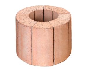 Old text: A round storage block for a wood-burning stove, consisting of several brick-like segments. The storage block has a warm, natural color and is used for efficient heat storage. Ideal for wood-burning stoves to keep the heat in the room for longer. The perfect accessory for any wood-burning stove, supporting both functionality and energy efficiency.