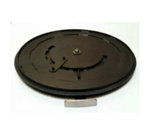 De alt-tekst voor de afbeelding zou kunnen luiden: "Een draaischijf voor een houtkachel, afgebeeld in een eenvoudig, zwart ontwerp. Met dit accessoire kan de kachel eenvoudig worden gedraaid om de warmte optimaal in de ruimte te verspreiden. Een handig accessoire voor elke houtkachel."