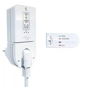 De afbeelding toont een accessoire voor een houtkachel, bestaande uit een elektronisch stopcontactaccessoire en een sensor. Het apparaat is voornamelijk wit met enkele gekleurde LED-indicatoren. Het kan waarschijnlijk worden gebruikt om de werking van een houtkachel te bewaken of te regelen. Dit accessoire is een nuttige aanvulling op een houtkachel om de veiligheid en efficiëntie te verbeteren.