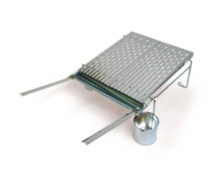 Een rechthoekige metalen grillrooster met een bijgevoegd emmertje. Dit accessoire voor houtkachels is ideaal om boven een houtkachel te grillen. Het heeft handgrepen aan de zijkant voor eenvoudig gebruik en een robuuste constructie voor langdurig gebruik. Perfect om de kookervaring met een houtkachel of open haard aan te vullen.