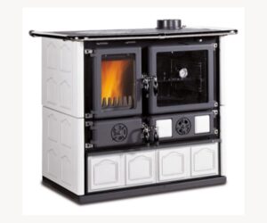 The picture shows an elegant white stove with a traditional design. The stove has white Maiolica tiles, which give it a stylish look. The front is fitted with two doors, one of which has a large viewing window through which the warming fire can be seen. The stove is ideal for those who value both aesthetics and functionality in their home. It offers the opportunity to create a cozy atmosphere and heat efficiently at the same time.