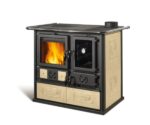 The picture shows a stylish wood-burning stove with an elegant design. The stove has a large glass door through which you can see the lively play of flames inside. The cladding is in a light tone, which gives the stove a modern and appealing look. The visible firebox is particularly impressive, perfectly underlining the cozy ambience of a wood-burning stove. Ideal for anyone who wants to combine warmth and style in their home.