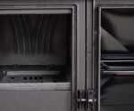 De afbeelding toont een close-up van een houtkachel. De focus ligt op de details van de binnenkamer en de ovendeur. De binnenkamer is gemaakt van robuust materiaal, ideaal voor het verbranden van hout. De deur is voorzien van zorgvuldig afgewerkte scharnieren en sluitingen, die een veilige bediening garanderen. Deze hoogwaardige houtkachel biedt zowel functionaliteit als een aantrekkelijk design, perfect voor elk huis.