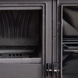 De afbeelding toont een close-up van een houtkachel. De focus ligt op de details van de binnenkamer en de ovendeur. De binnenkamer is gemaakt van robuust materiaal, ideaal voor het verbranden van hout. De deur is voorzien van zorgvuldig afgewerkte scharnieren en sluitingen, die een veilige bediening garanderen. Deze hoogwaardige houtkachel biedt zowel functionaliteit als een aantrekkelijk design, perfect voor elk huis.