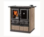 De afbeelding toont een houtkachel uit de Rosetta Maiolica-serie in de kleur Tortora. De kachel heeft een robuuste constructie met elegante keramische tegels aan de zijkanten. Er zijn twee deuren, waarvan één het levendige vuur laat zien, terwijl de andere extra opbergruimte biedt. De kachel combineert functionaliteit met een klassiek ontwerp en is ideaal voor verwarming met hout. Perfect voor een gezellige sfeer in elk huis.