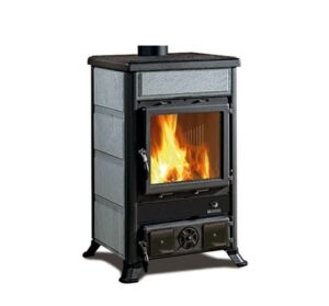 The picture shows an elegant stove made of natural stone. The stove has a classic design with a large glass door through which a living fire can be seen. The natural stone cladding gives the wood-burning stove an elegant look and ensures better heat storage. This wood-burning stove is ideal for creating a cozy atmosphere and efficient heat distribution in your home.