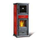 Hier ziet u een elegante kachel in een diepe bordeauxrode kleur. De "Rossella Plus Forno" valt op door zijn stijlvolle design met decoratieve zijelementen. In het bovenste gedeelte bevindt zich een kleine oven, ideaal om te bakken of gerechten op te warmen. Het grote kijkvenster in het onderste gedeelte biedt een uitnodigend uitzicht op het laaiende vuur en versterkt de gezellige sfeer. Deze houtkachel combineert functionaliteit en esthetiek en past perfect als kachel in elk modern huis.
