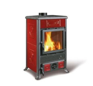 An elegant stove in Bordeaux red is pictured. The stove features a classic design with decorative embellishments and a large window through which the lively play of flames is clearly visible. This wood-burning stove combines functionality and aesthetic appeal, ideal for creating a warm, inviting ambience in any home. Furthermore, the solid construction of the stove conveys a robust and durable quality.