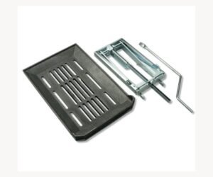The image shows an adjustable combustion grate for a wood-burning stove. The accessory consists of a cast iron grate with slots for optimal air circulation and an adjustable mechanism. This accessory is ideal for improving combustion efficiency in wood-burning stoves. Perfect for wood stove enthusiasts who want to optimize their heating experience.