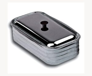 The picture shows a water vessel in a rectangular shape and shiny metal, which is used as an accessory for a wood-burning stove. The lid is fitted with a handle for easy access. This water vessel can help to improve the indoor climate by increasing the humidity. Perfectly suited as a practical accessory for wood-burning stoves and fireplaces.