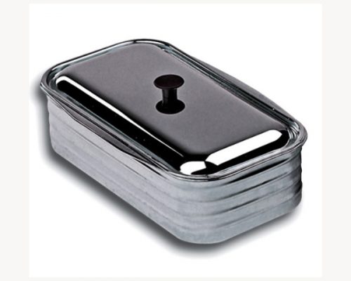 The picture shows a water vessel in a rectangular shape and shiny metal, which is used as an accessory for a wood-burning stove. The lid is fitted with a handle for easy access. This water vessel can help to improve the indoor climate by increasing the humidity. Perfectly suited as a practical accessory for wood-burning stoves and fireplaces.