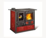 De afbeelding toont een stijlvolle houtkachel met een klassiek ontwerp. De kachel heeft een glanzende, rode bekleding en twee delen die zijn voorzien van glazen deuren. Het linkergedeelte biedt een kleine opbergruimte, terwijl het rechtergedeelte het flikkerende vuur zichtbaar maakt. Het vrije zicht op de vlammen geeft de ruimte een gezellige sfeer. Deze houtkachel combineert functionaliteit met esthetische charme en is ideaal om warmte en gezelligheid in uw huis te brengen.