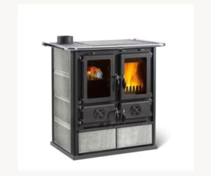 De afbeelding toont een stijlvolle houtkachel met de naam "Rosetta Sinistra Petra". De kachel valt op door zijn elegante combinatie van donkere metalen elementen en lichte stenen bekleding aan de zijkanten. Aan de linkerkant bevindt zich een kijkvenster, waarachter iets te zien is, terwijl aan de rechterkant een warm, uitnodigend vuurspel te zien is. De kachel heeft traditionele bedieningselementen en past perfect in zowel moderne als klassieke woonruimtes. Een ideaal middelpunt voor iedereen die de gezellige sfeer van een houtkachel waardeert.