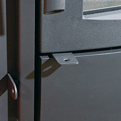 Alt-tekst: Close-up van een robuuste gietijzeren deur van een houtkachel. De deur ziet er stevig en hoogwaardig afgewerkt uit, met een klein venster dat zicht biedt op de binnenkant van de kachel. De strakke lijnen en het doordachte ontwerp van de gietijzeren deur onderstrepen de kwaliteit en duurzaamheid van de houtkachel.
