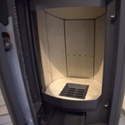 Deze afbeelding toont de verbrandingskamer van een houtkachel. De focus ligt op het binnenste gedeelte, dat is bekleed met hittebestendig materiaal om een optimale verbranding te garanderen. De verbrandingskamer is zorgvuldig ontworpen om de warmte efficiënt te benutten en de levensduur van de houtkachel te verlengen. Ideaal voor liefhebbers van open haarden die waarde hechten aan kwaliteit en efficiëntie.
